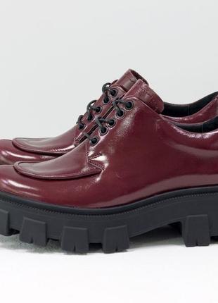 Кожаные стильные женские туфли бордового цвета  на грубой подошве3 фото