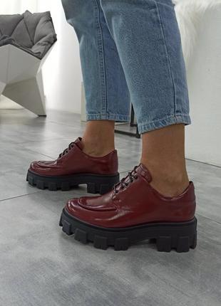 Кожаные стильные женские туфли бордового цвета  на грубой подошве4 фото