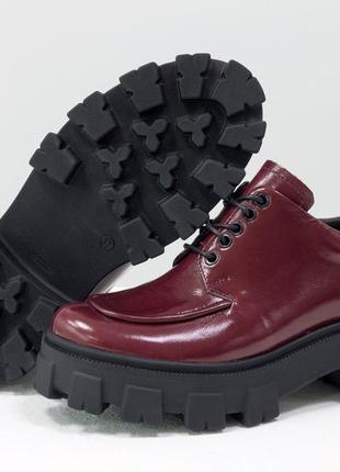 Кожаные стильные женские туфли бордового цвета  на грубой подошве6 фото