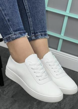 Гарнесенькі та легкі кросівочки у білому кольорі 💮