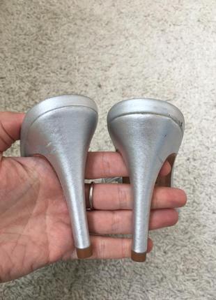 Кожаные серебристые босоножки сабо на каблуке