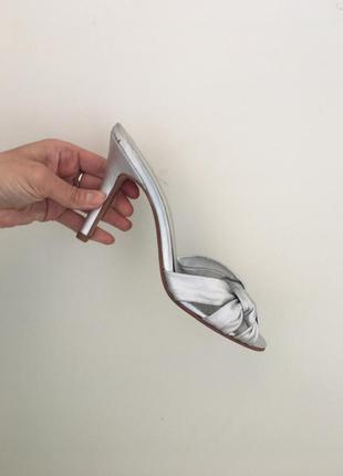 Кожаные серебристые босоножки сабо на каблуке