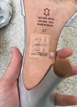 Кожаные серебристые босоножки сабо на каблуке