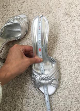 Кожаные серебристые босоножки сабо на каблуке