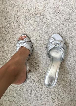 Кожаные серебристые босоножки сабо на каблуке