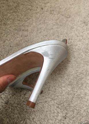 Кожаные серебристые босоножки сабо на каблуке