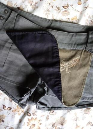 Мини-шорты, юбка-шорты с ящерицей и листочком на боковом кармане1 фото