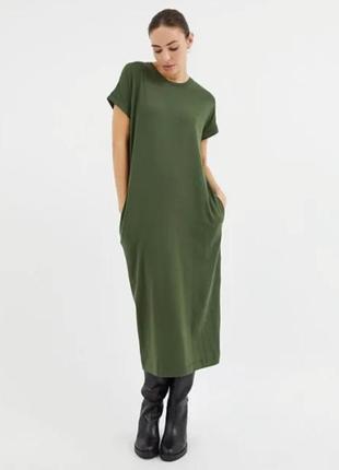 Базовое платье-футболка миди цвета хаки
