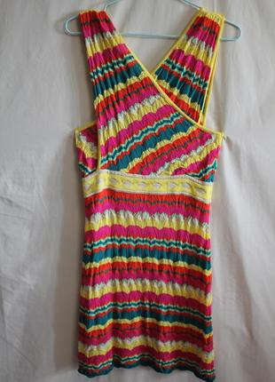 Яркое вязаное платье в полоску1 фото