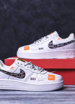 Кроссовки nike air force 1 just do it белые с оранжевым , кросівки