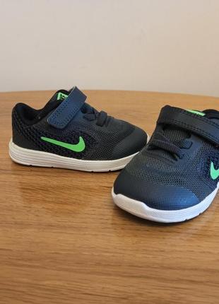 Кроссовки nike revolution 3