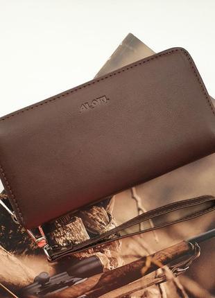 Шкіряний коричневий гаманець на блискавці.