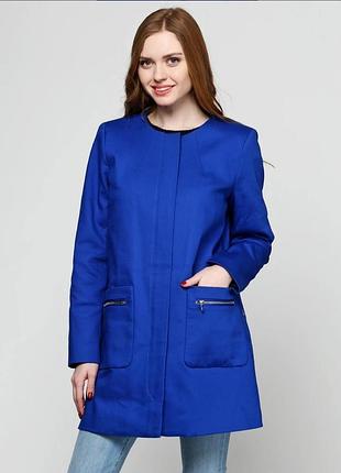 Синее весеннее пальто mango прямого кроя.