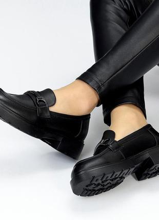 Кожаные женские черные лоферы на каблуке весенне осенние туфли натуральная кожа весна осень6 фото
