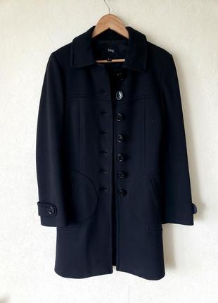 Черное пальто с карманами  mango