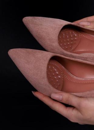 Туфлі жіночі замшеві на стійкому підборі чарочка у пудровому кольорі.3 фото