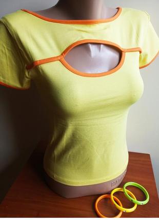 Актуальна жіноча футболка з вирізом на грудях жовтого кольору.
склад: 90%віскоза,10%еластан.
стан нової речі.
розмір невеликий. 
виробник туреччина.
