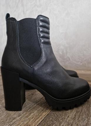 Черные кожаные ботльоны на массивных каблуках8 фото