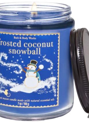 Свеча bath & body works frosted coconut snowball scented candle