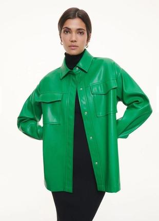 Зеленая куртка рубашка reserved из искусственной кожи.2 фото