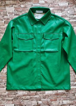 Зеленая куртка рубашка reserved из искусственной кожи.7 фото