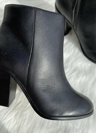 Нові чорні шкіряні черевики ботильйони на підборах преміум колекція h&m натуральна шкіра2 фото