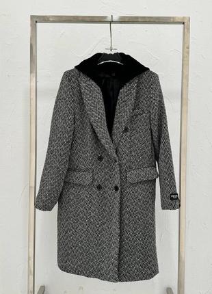 Серое пальто бренда prada4 фото