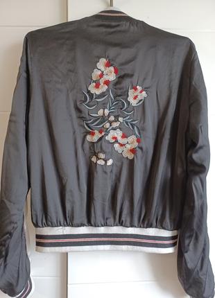Сатиновий бомбер куртка вітрівка з вишивкою квіти5 фото