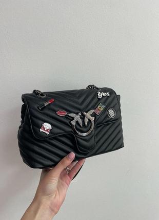 Сумка женская pinko lady love bag puff v quilt black enamel pin пинко на плечо черная цветная2 фото