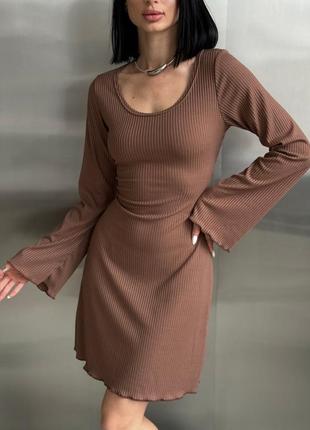 Элегантное женственное платье мини-короткое свободного кроя с акцентом на талии с длинными широкими рукавами трикотаж рубчик
