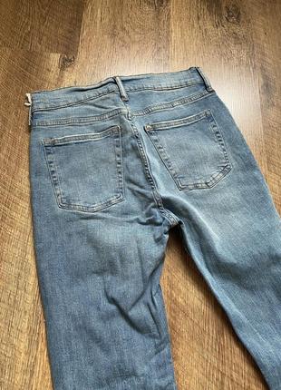 Мужские рваные светлые джинсы4 фото