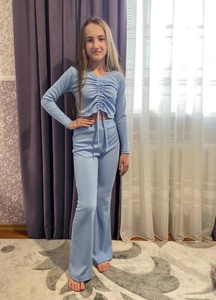 Костюм: брюки клеш + кроп топ на затяжке