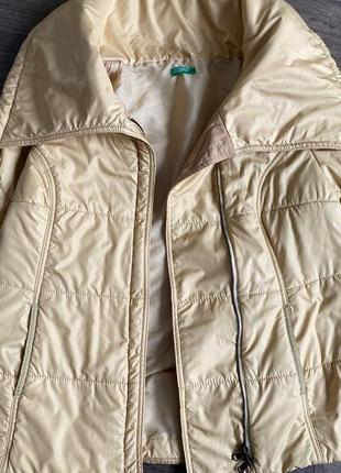 Брендовая демисезонная куртка трапеция светло-коричневого цвета3 фото