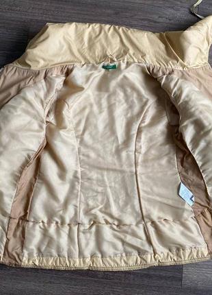 Брендовая демисезонная куртка трапеция светло-коричневого цвета4 фото