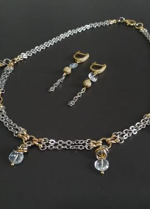Стильний сучасний біколорний комплект - чокер та сережки з ніжно блакитними топазами у сріблі/золоті8 фото