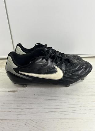 Кожаные футбольные бутсы на шипах nike