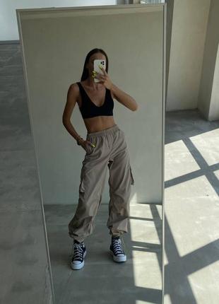 Спортивные стильные брюки карго свободного кроя на высокой посадке с карманами сбоку плащевка