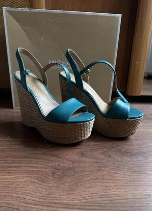 Шкіряні босоніжки michael kors