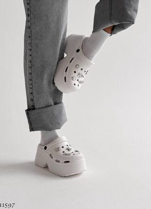 Кроксы белые
со съемными джибитсами женские9 фото