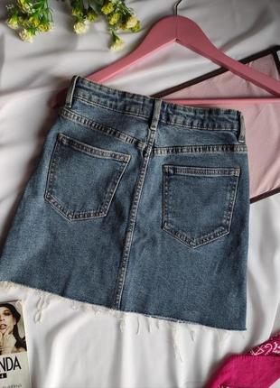 Джинсова спідниця міні з необробленим краєм та кишенями юбка міні а- силуету3 фото