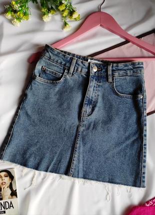 Джинсова спідниця міні з необробленим краєм та кишенями юбка міні а- силуету