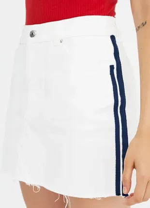 Біла джинсова спідниця з лампасами pull&bear/біла коротка спідниця