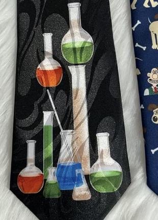 Яркий галстук с колбочками химия колбы