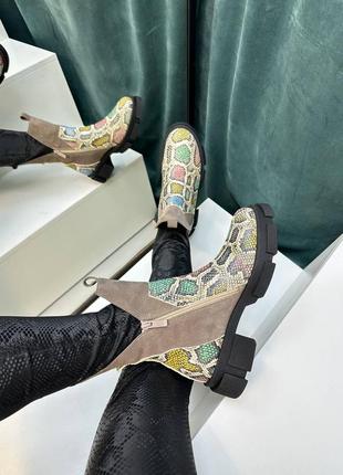 Ботинки из натуральной кожи с тиснениями под змею и бежевой замши6 фото