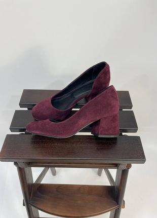 Классические базовые туфли на удобном каблуке бордовые замшевые2 фото