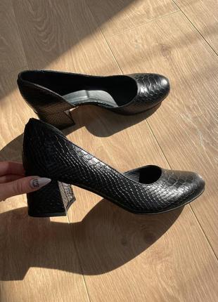 Черные кожаные с тиснением под рептилию туфли на удобном каблуке5 фото