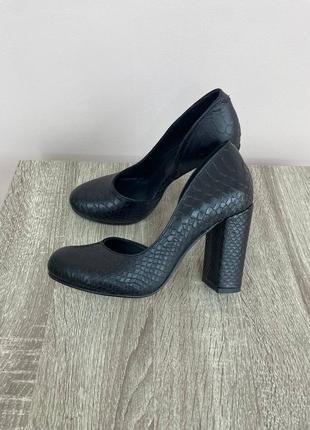 Черные кожаные с тиснением под рептилию туфли на удобном каблуке6 фото