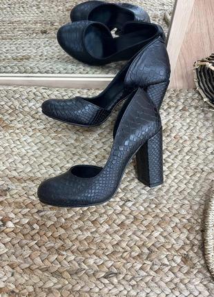 Черные кожаные с тиснением под рептилию туфли на удобном каблуке7 фото