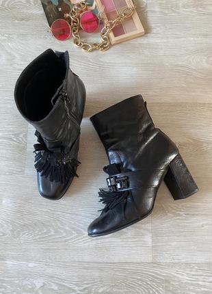 Необычные черные кожаные ботинки