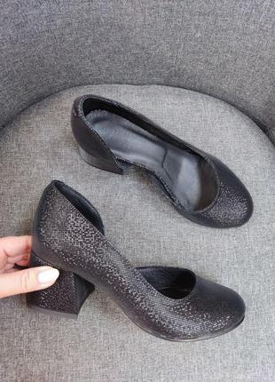 Праздничные блестящие кожаные туфли на удобном каблуке1 фото